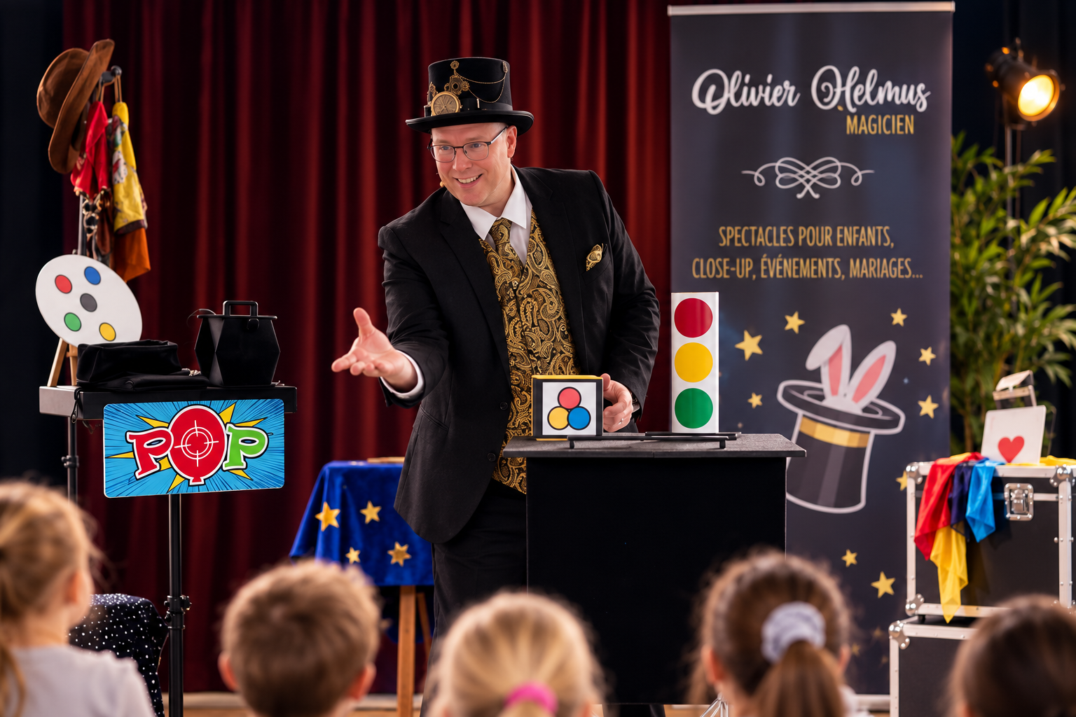 Le Professeur Machin pendant son spectacle de magie pour enfants devant le jeune public